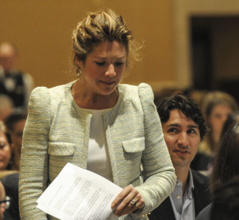 她精通多国语言