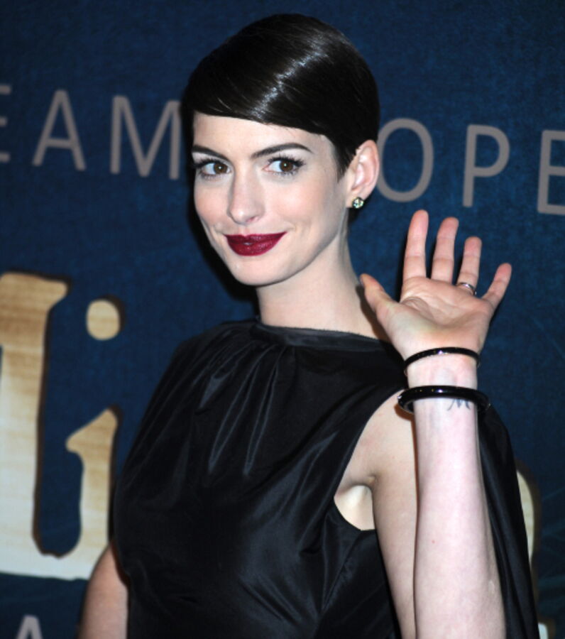 Photos Anne Hathaway sans culotte "C