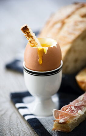 Des oeufs à la coque et leurs mouillettes