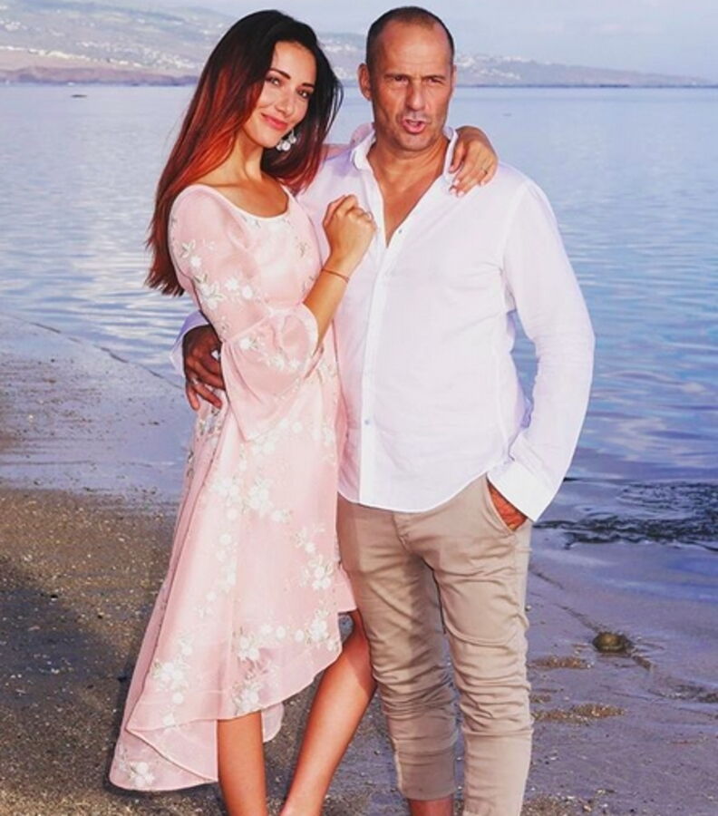 Delphine Wespiser raconte son étonnante rencontre avec son petit ami Roger