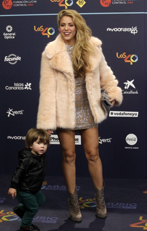 Shakira fête ses 43 ans : retour sur son évolution physique ! (Photos)
