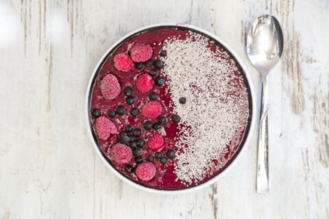 Un smoothie bowl avec des fruits