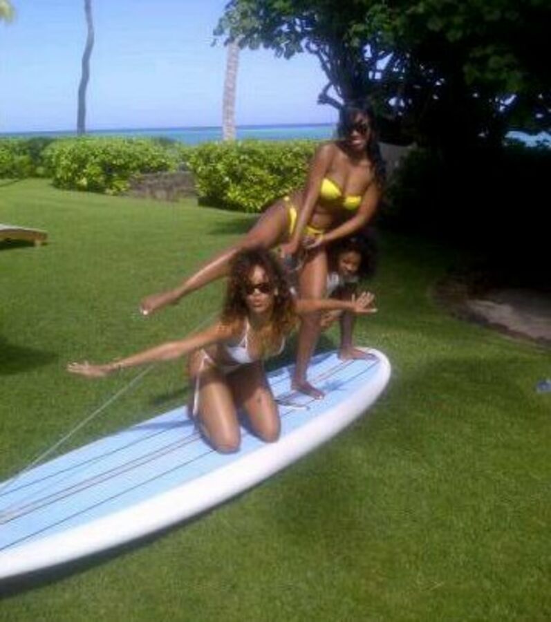 Rihanna partage encore une fois ses photos hot de vacances picture photo