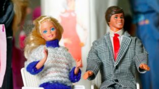 Barbie : cette poupée inclusive atteinte d'une scoliose fait la joie des  parents et des enfants