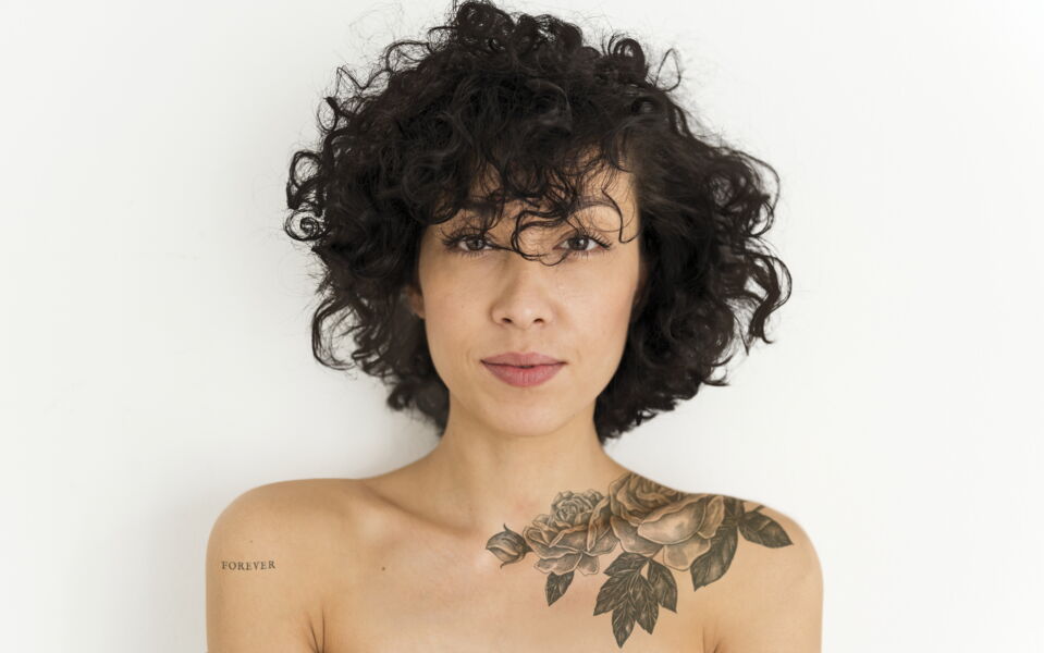 Photos Tatouage décolleté femme les plus belles idées pour sublimer sa poitrine
