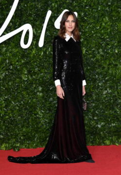 Alexa Chung in einem schwarzen Kleid