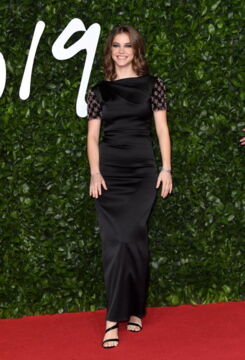 Barbara Palvin in einem langen schwarzen Kleid