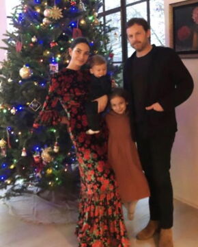 Das Topmodel Lily Alridge vor ihrem Tannenbaum