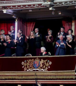 Die gesamte königliche Familie ist anwesend.