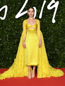 Emilia Clarke ganz in Gelb