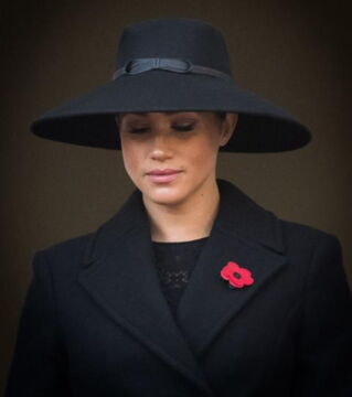 Ganz in Schwarz trägt Meghan Markle passend dazu einen großen Hut.