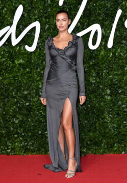 Irina Shayk in einem grauen Kleid