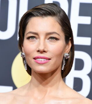 Jessica Biel mit ein paar grauen Haaren