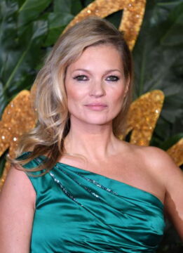 Kate Moss mit ein paar weißen Strähnen