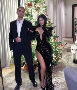 Kylie Jenner vor ihrem XXL-Tannenbaum