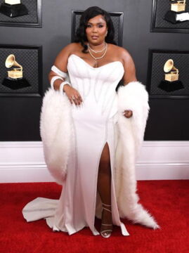 Lizzo mit weißem Kleid bei den Grammys
