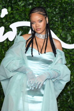 Rihanna von oben bis unten in Mode von Fenty