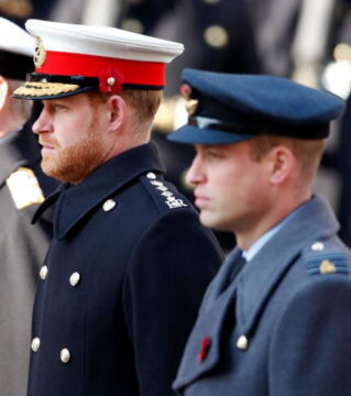 Um an dem Denkmal einen Klatschmohn-Kranz niederzulegen.