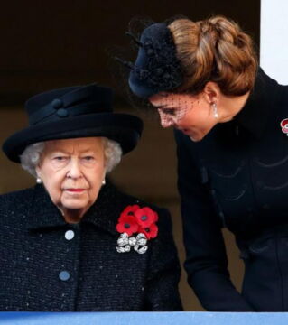 Und Kate Middleton, der Frau ihres Enkels...