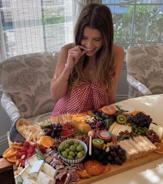 Außerdem engagiert sie sich stark im Gemeinschaftsleben: Sie ist Botschafterin der 'American Society for the Prevention of Cruelty to Animals'.