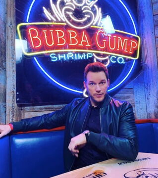 Außerdem schreibt er: Wir fühlen uns gesegnet, mit diesem neuen Kapitel unserer Leben beginnen zu können. Wir sind unseren Familien und Freunden, die uns auf diesem Schritt begleitet haben, sehr dankbar“.