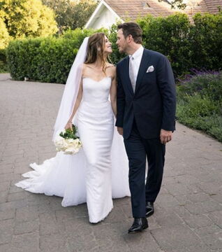 Das weiße Hochzeitskleid von Katherine Schwarzenegger wurde von Giorgio Armani entworfen. Der Preis ist nicht bekannt, doch wahrscheinlich war er astronomisch.