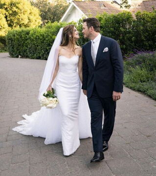 Dieses Kleid trägt Katherine Schwarzenegger bei ihrer Hochzeit mit Chris Pratt, der sich seinerseits auch ordentlich rausgeputzt hat.