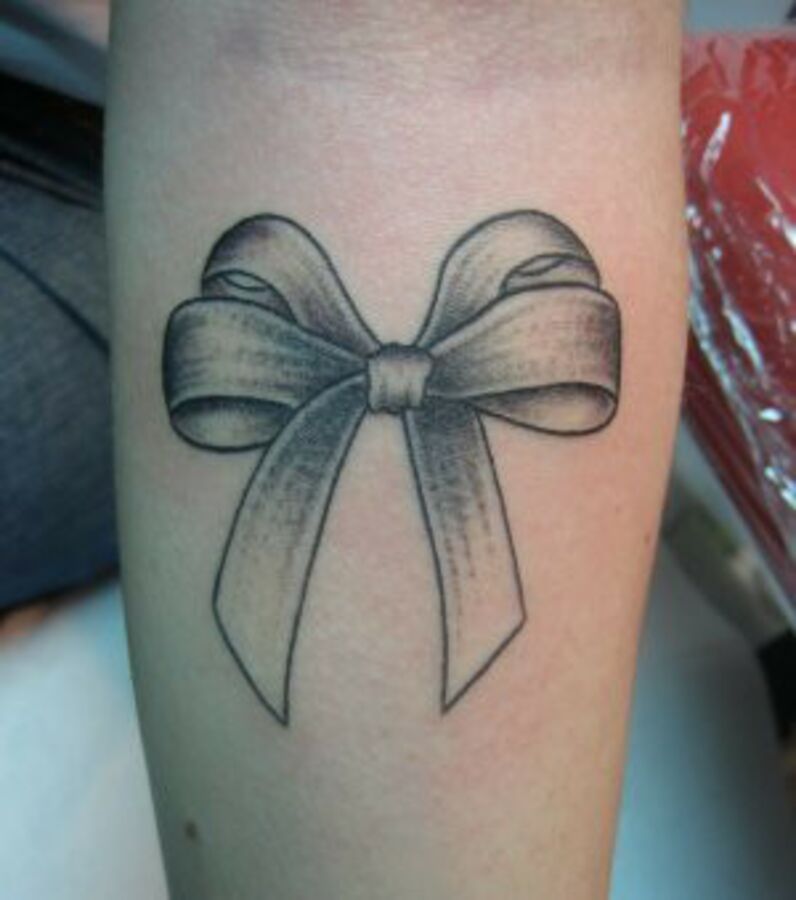 SchleifenTattoo 20 süße und feminine TattooIdeen