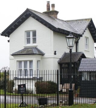 Schnell schreitet die Polizei ein und schickt die ungebetenen Besucher fort.