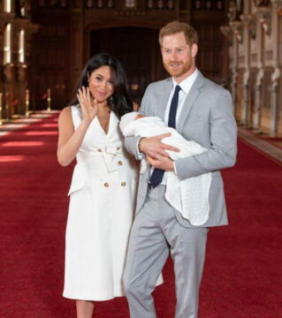 Zwei Tage nach seiner Geburt wird er am 8. Mai im Schloss Windsor vorgestellt.