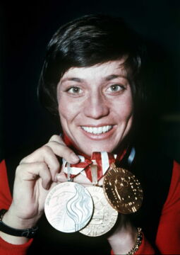 Bei den Olympischen Winterspielen 1976 ist sie die erfolgreichste deutsche Athletin.