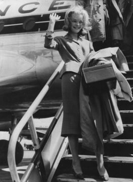 Romy Schneider im schicken Kostüm