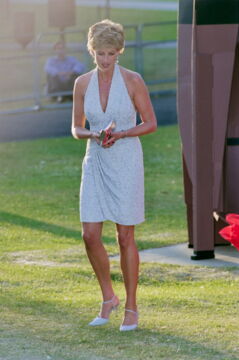 Prinzessin Diana glänzt in einem Neckholder-Kleid