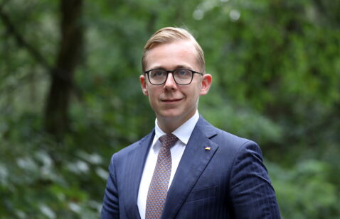 Amthor wuchs bei seiner Mutter auf