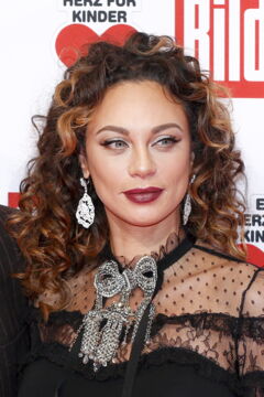 Sie hat eine jüngere Schwester