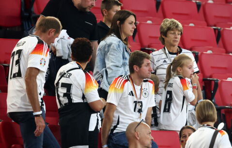 Sie hält sich im Hintergrund