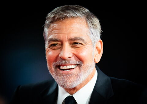George Clooney scherzt, dass er Angst hat, betrunken etwas Unangebrachtes auf Twitter zu schreiben.