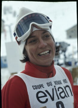Beim Ski World Cup 1975/76 startet sie in Val d'Isère.