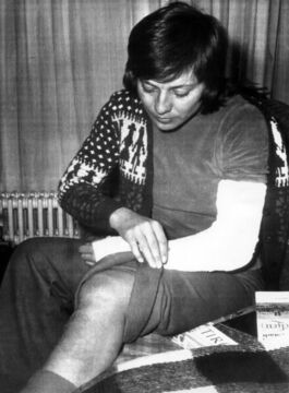 1975 erleidet sie eine Knieverletzung nach einem Zusammenstoß mit einem Zuschauer.