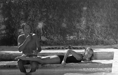 Romy Schneider im schwarzen Badeanzug