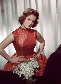 Romy Schneider im roten Kleid