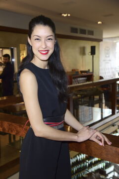 Sie ist auch als Schauspielerin tätig