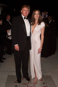 2001: Weißes Kleid mit tiefem Ausschnitt