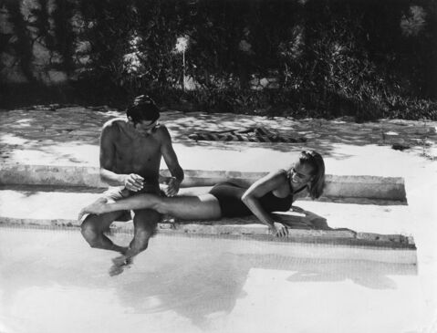 Romy Schneider im schwarzen Badeanzug