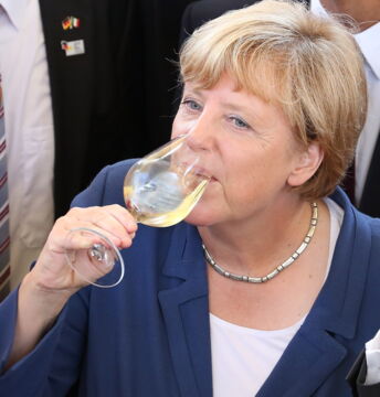 Nach ihrer Abiturfeier trinkt sie zu viel Kirsch-Whisky, sodass sie aus dem Boot gekippt ist