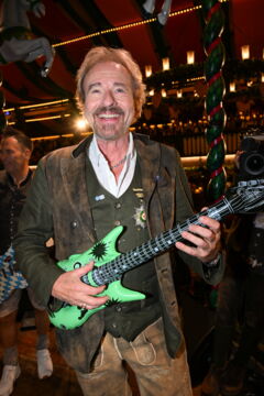 Seine Karriere ist mit der Musik verbunden