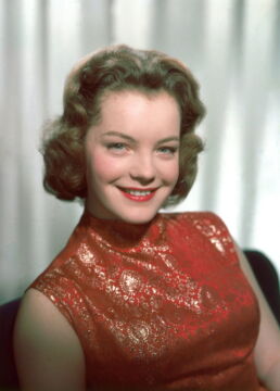 Romy Schneider im roten Kleid