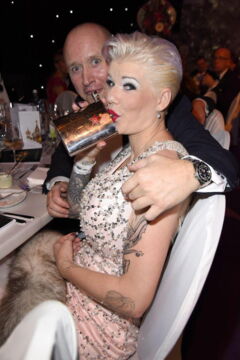 Zu Hause wartet ein Sorgerechtsstreit mit ihrem Ex-Mann