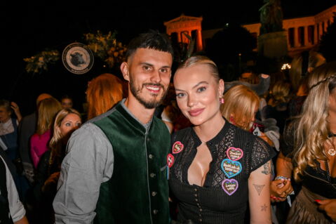 Zwei Kinder mit ihrem Ehemann