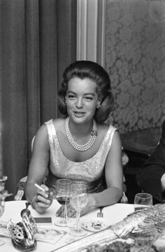 Romy Schneider mit Perlenkette